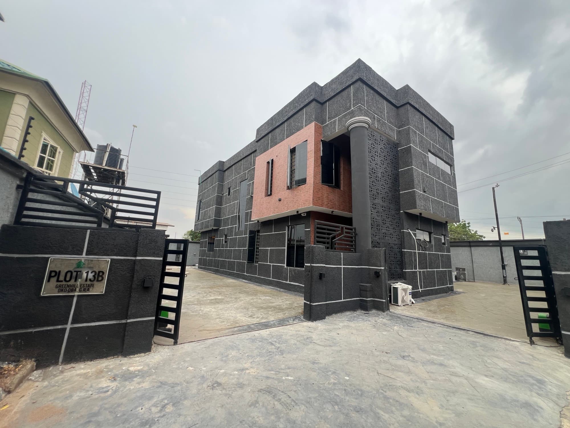 De-Genesis Court by day, Plot 13B